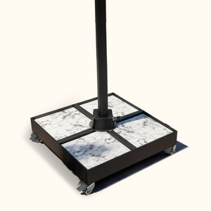 ウェイトスラブ4枚を収納した最大400kg対応パラソルスタンド - Parasoru